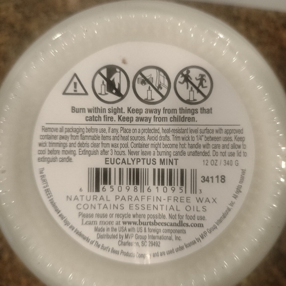 Burt’s Bees’ Eucalyptus Mint Candle - Picture 2 of 4